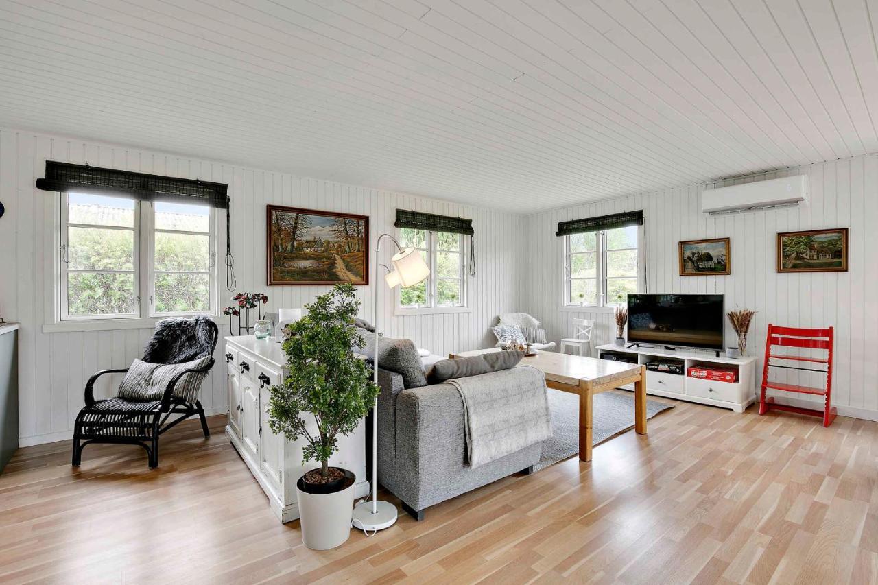 Nyistandsat Sommerhus Med Kaerlighed Og Sjael Kyndelose Bagian luar foto
